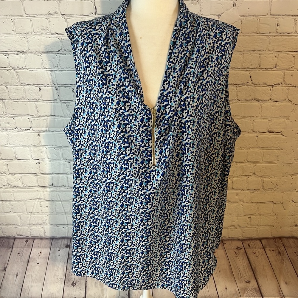 1X Jaclyn Smith blue and white sleeveless V neck blouse. Zippered front.